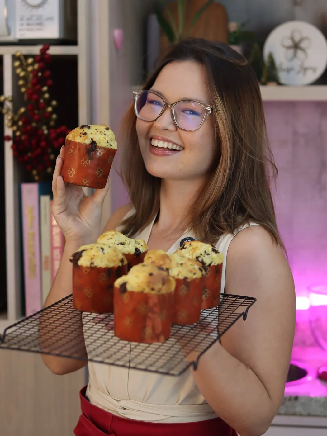 Chef Laíse Lopes segurando um panetone zero na cozinha